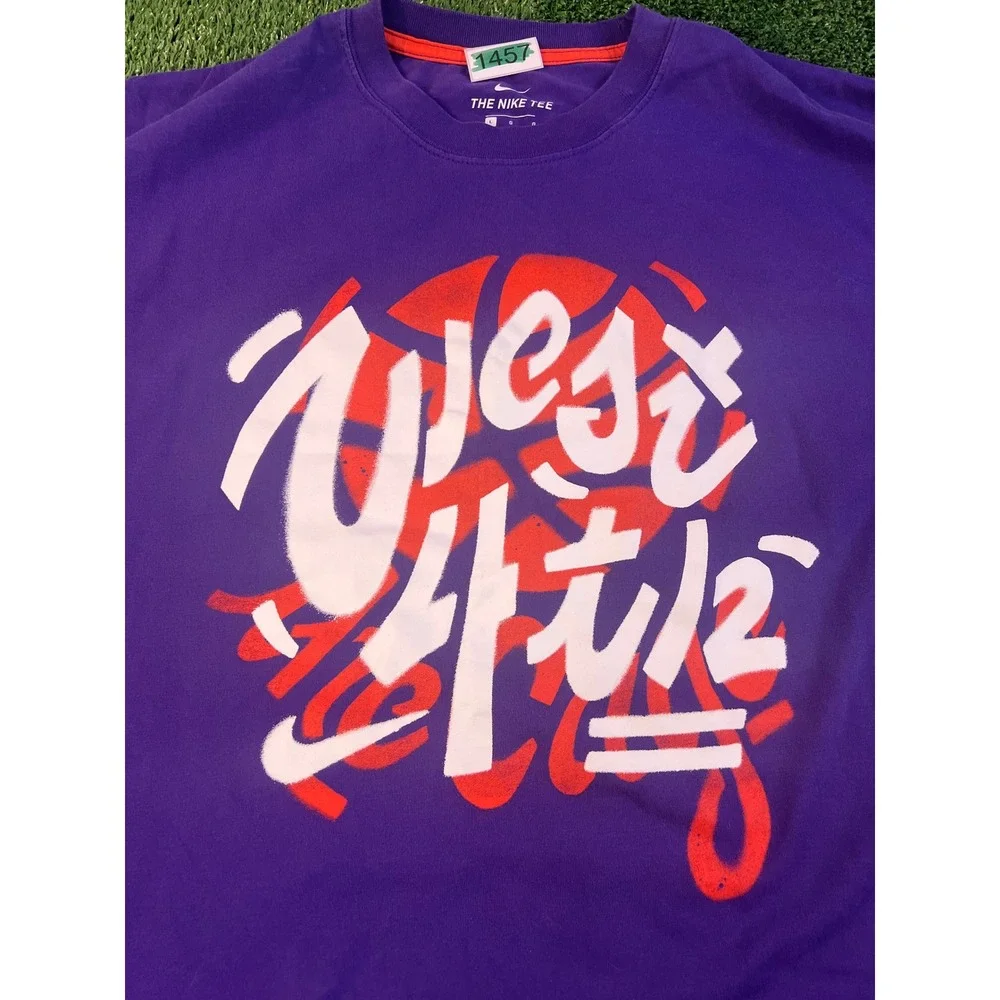 Nike Mens West 4th The Cage NYC Basketball Graphic T-Shirt Purple Large Raw Hem